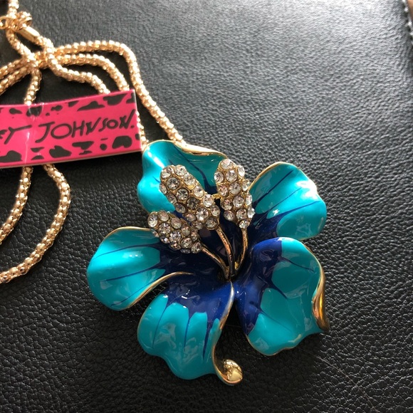 Beautiful Flower necklace/ broach NWT - Picture 3 of 4
